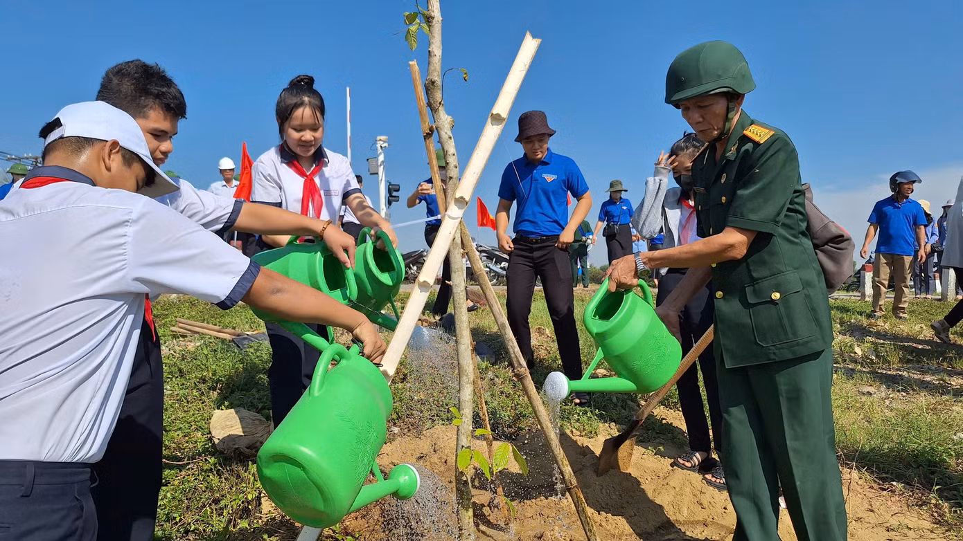 Đoàn viên, thanh niên, học sinh, cựu chiến binh tham gia chăm sóc, bảo vệ cây xanh dọc tuyến đường sắt qua địa bàn thị xã Hương Thủy. Đoàn viên, thanh niên, học sinh, cựu chiến binh tham gia chăm sóc, bảo vệ cây xanh dọc tuyến đường sắt qua địa bàn thị xã Hương Thủy.