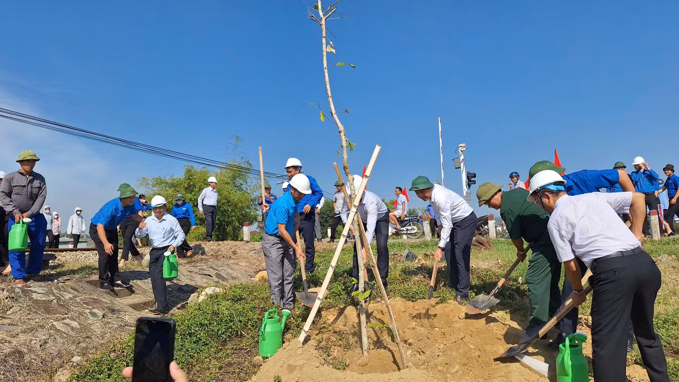 Chương trình thu hút nhiều lực lượng tham gia bảo vệ, tôn tạo cảnh quan ven đường sắt qua địa bàn thị xã Hương Thủy. Chương trình thu hút nhiều lực lượng tham gia bảo vệ, tôn tạo cảnh quan ven đường sắt qua địa bàn thị xã Hương Thủy.