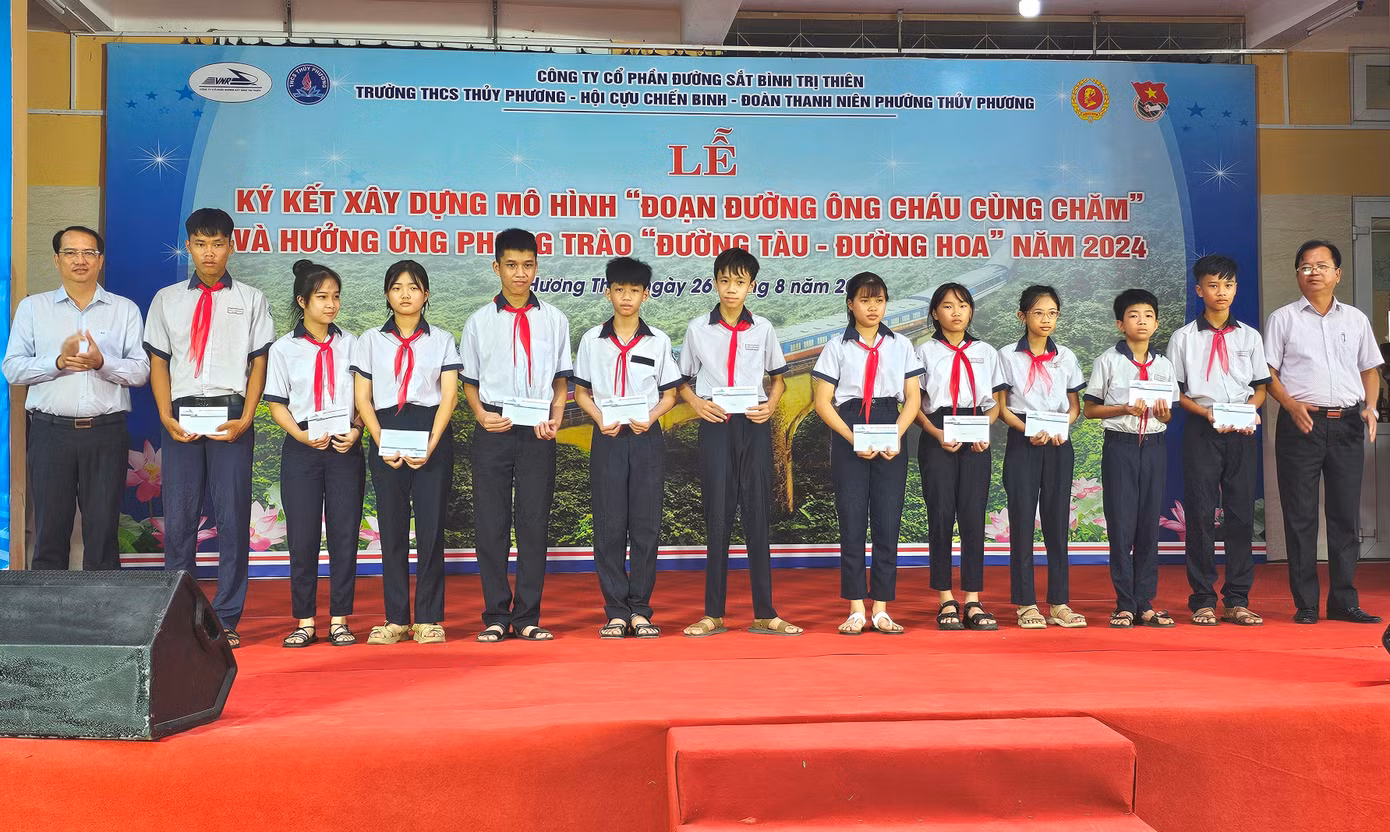Trao học bổng cho học sinh vượt khó, học tốt của Trường THCS phường Thủy Phương. Trao học bổng cho học sinh vượt khó, học tốt của Trường THCS phường Thủy Phương.