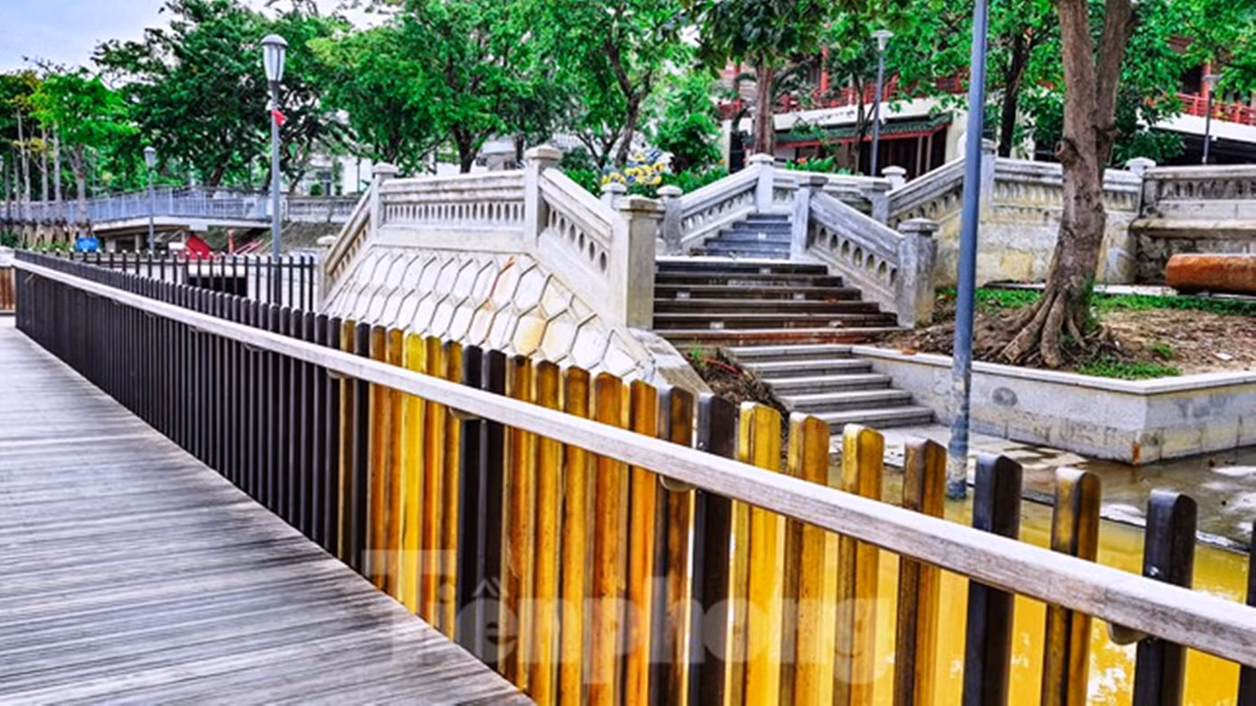 Cầu gỗ lim ven sông Hương, TP Huế, do KOICA (Hàn Quốc) tài trợ thực hiện