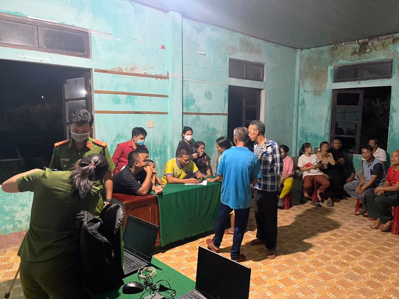 Lực lượng tình nguyện làm việc vào cả ban đêm để đẩy mạnh thực hiện đợt cao điểm thu nhận hồ sơ cấp tài khoản định danh điện tử cho công dân.