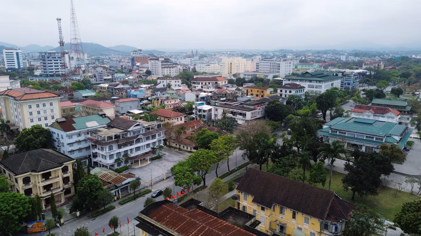 Từ tháng 4/2022, khi khu hành chính tập trung của tỉnh Thừa Thiên-Huế (nay là thành phố Huế) hoàn thành xây dựng, đưa vào sử dụng tại phường Xuân Phú (quận Thuận Hóa), hàng loạt các trụ sở cấp tỉnh cũ đã bị bỏ hoang, cửa đóng cài then, cỏ dại mọc um tùm, gây lãng phí tài nguyên đất đai ngay tại vị trí đắc địa nhất thành phố Huế, gần cầu Trường Tiền và cầu Phú Xuân, ven bờ nam sông Hương. Chính quyền thành phố Huế đã quy hoạch các khu đất này thành đất kinh doanh, thương mại, dịch vụ. Tuy nhiên, việc thu hút nhà đầu tư vào khu vực “đất vàng” này gặp những khó khăn, do vướng quy định về xử lý tài sản cố định trên đất, vốn là công sản.