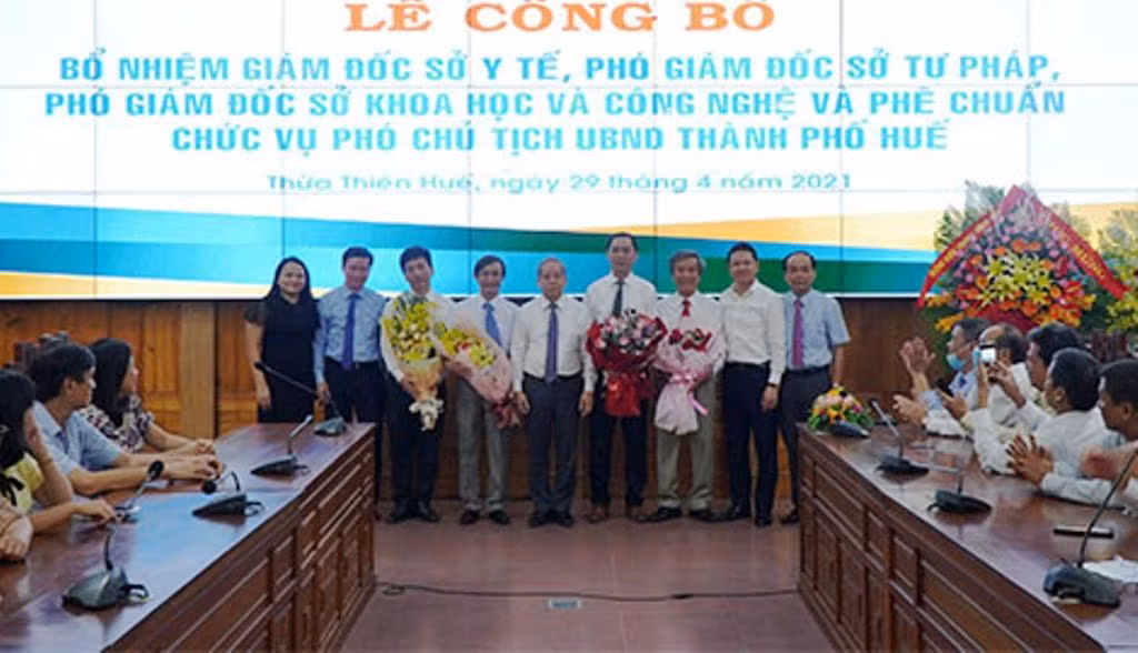 Lãnh đạo tỉnh TT-Huế chụp ảnh lưu niệm với các cán bộ được bổ nhiệm, phê chuẩn.