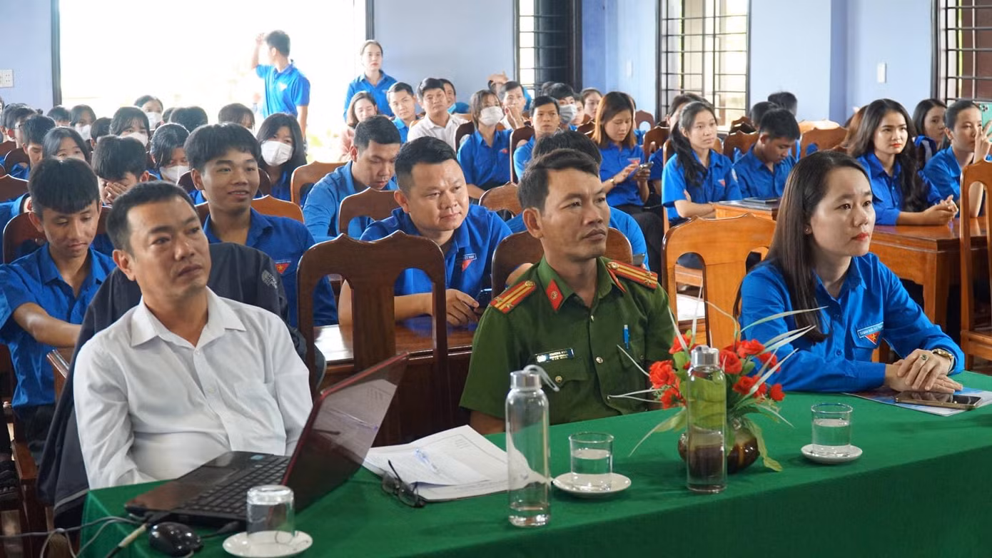Đại diện các cơ quan, đơn vị chức năng và đông đảo ĐVTN đã tham dự chương trình.