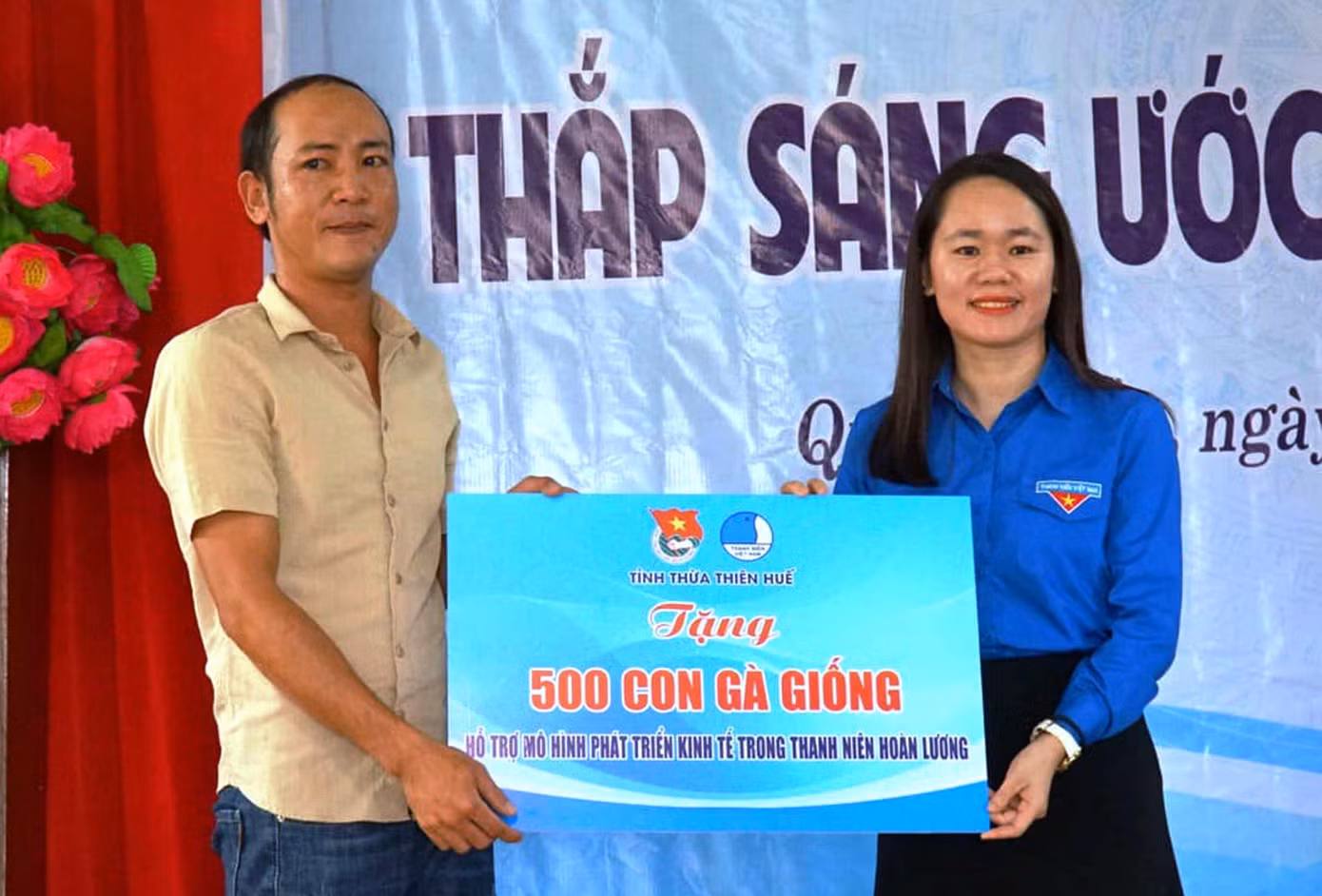 Tặng 500 con gà giống hỗ trợ mô hình phát triển kinh tế trong thanh niên hoàn lương.
