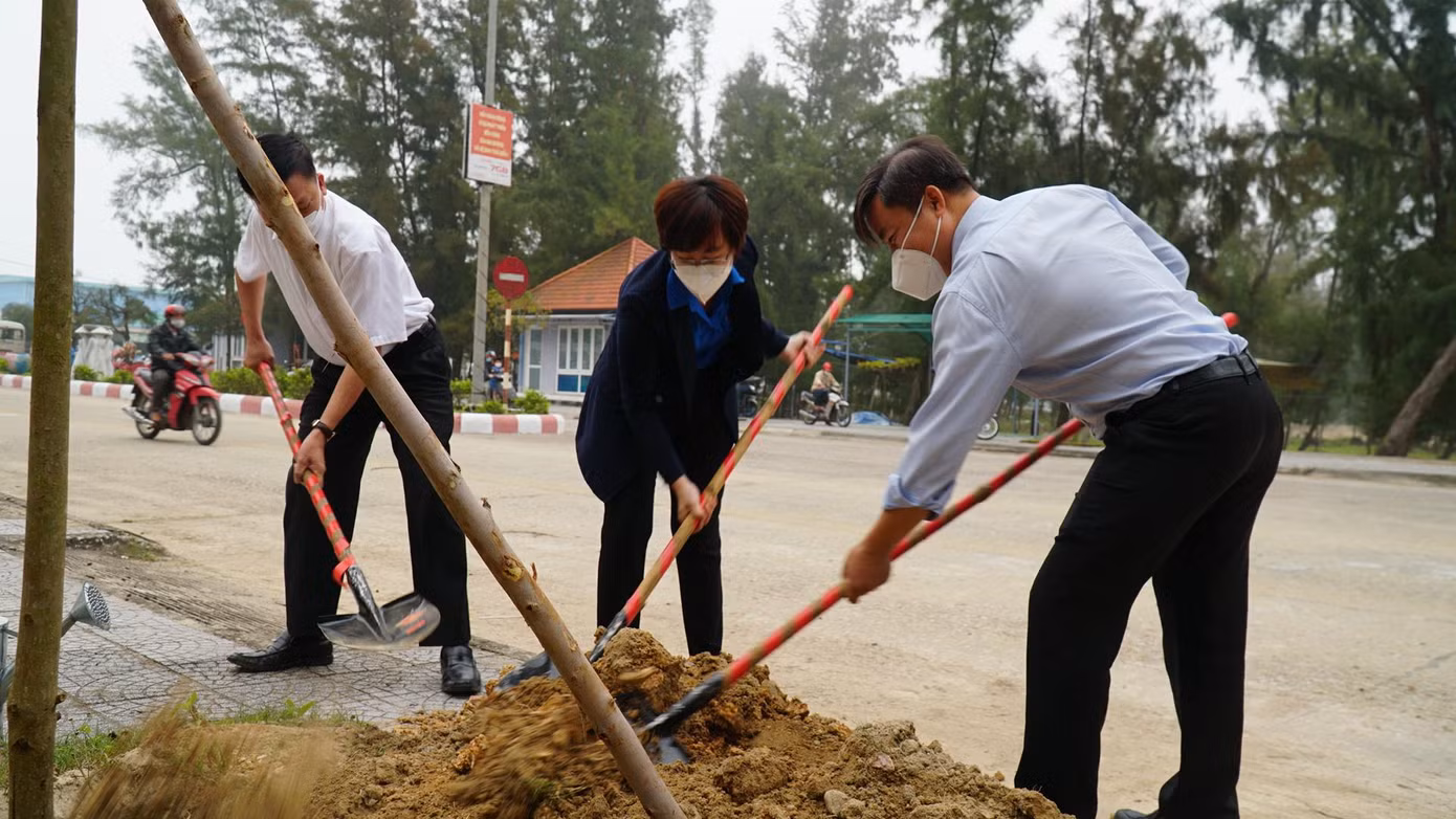 Trồng cây xanh tạo cảnh quan khu vực công cộng và trường học ngay sau lễ khởi động tháng Thanh niên