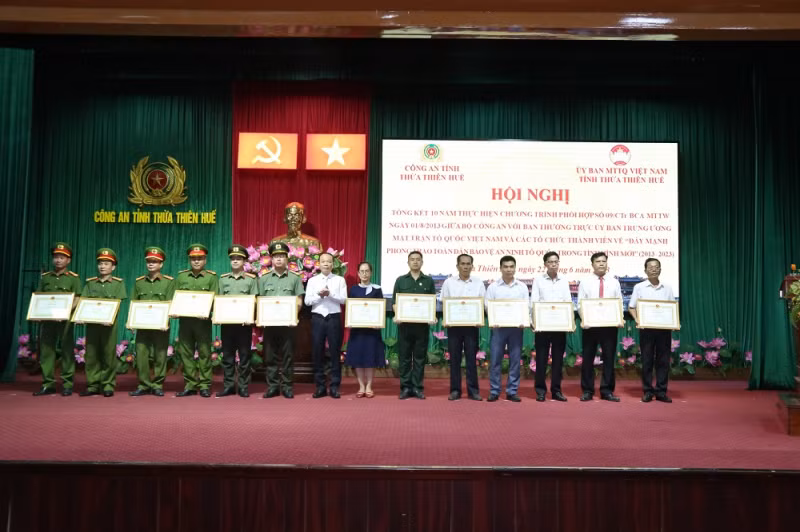 Trao tặng bằng khen của Chủ tịch UBND tỉnh TT-Huế cho các tập thể có thành tích xuất sắc trong thực hiện Chương trình phối hợp số 09 giữa Bộ Công an với Ban Thường trực Ủy ban Trung ương MTTQ Việt Nam.