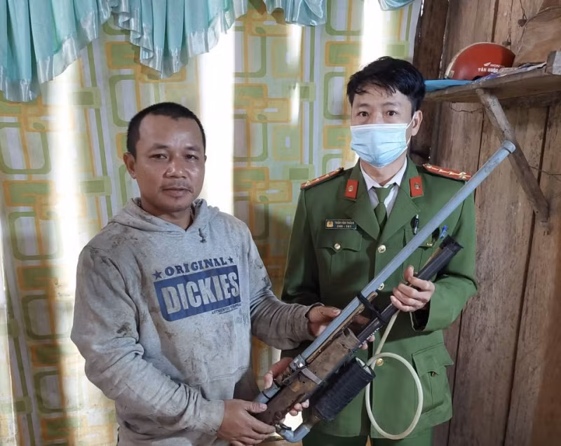 Người dân huyện vùng cao A Lưới, tỉnh TT-Huế, tự giác giao nộp súng tự chế sau khi được già làng vận động. Ảnh: CTV
