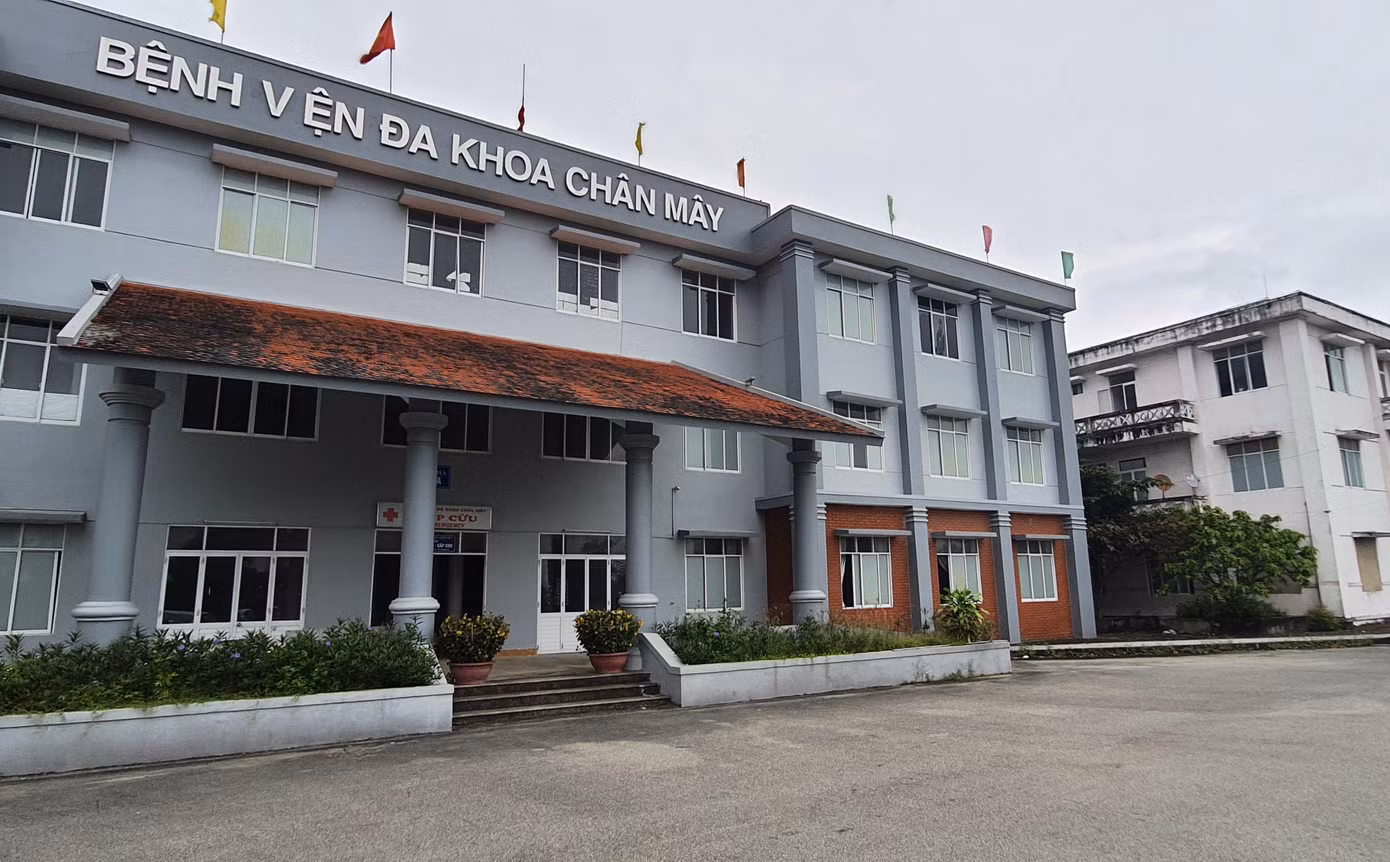 Sau khi Bệnh viện đa khoa Chân Mây sáp nhập và “hạ cấp” trở thành cơ sở 2 của Trung tâm Y tế huyện Phú Lộc, nhiều trang thiết bị hiện đại trị giá tiền tỷ bỏ kho "đắp chiếu" nhiều năm trước đó tại bệnh viện tuyến tỉnh này vẫn không được khai thác, vận hành, phục vụ khám chữa bệnh cho người dân, gây lãng phí lớn