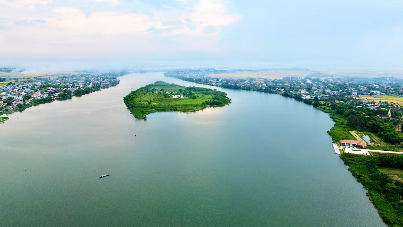 Dương Nỗ - vùng đất “hai sông”, nơi có sông Hương nổi tiếng, sông Phổ Lợi hiền hòa chảy qua. Cả hai con sông đều gắn bó với quá trình khai ấp, lập làng, góp phần hình thành nên vùng đất có thiên nhiên đẹp và bề dày lịch sử, văn hóa.