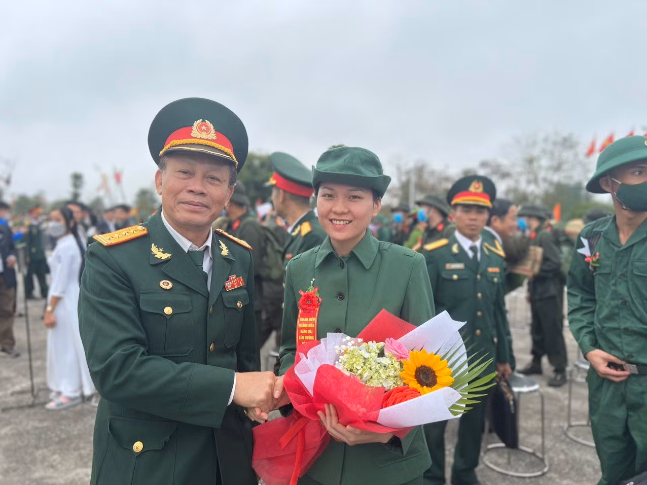 Gương mặt rạng ngời, tự tin của tân binh Triệu Thị Thúy trong ngày lên đường nhập ngũ.