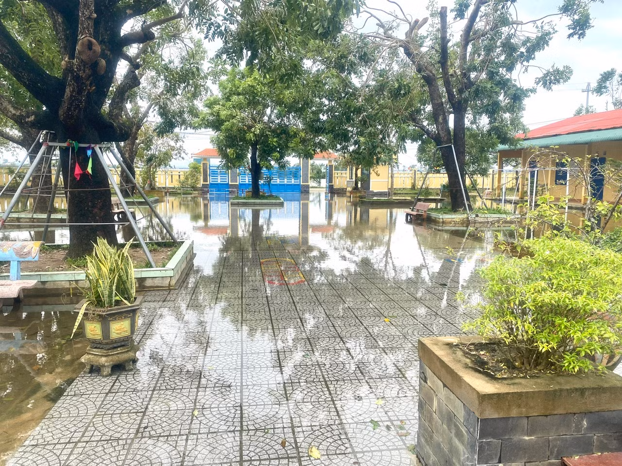 Nhiều trường học ở 2 xã thấp trũng của huyện Phú Vang là Phú Lương, Phú Hồ tạm dừng hoạt động do vẫn còn ngập lụt.