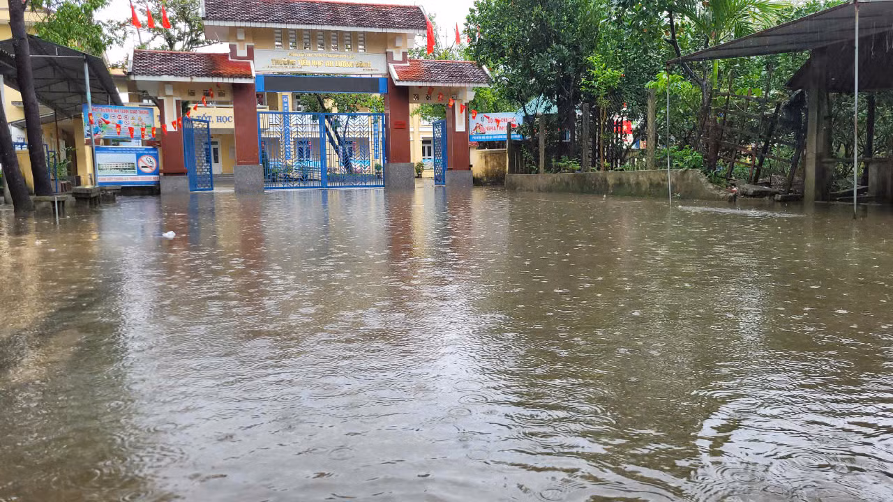 Ngập lụt bủa vây Trường tiểu học An Lương Đông (huyện Phú Lộc, TT-Huế).
