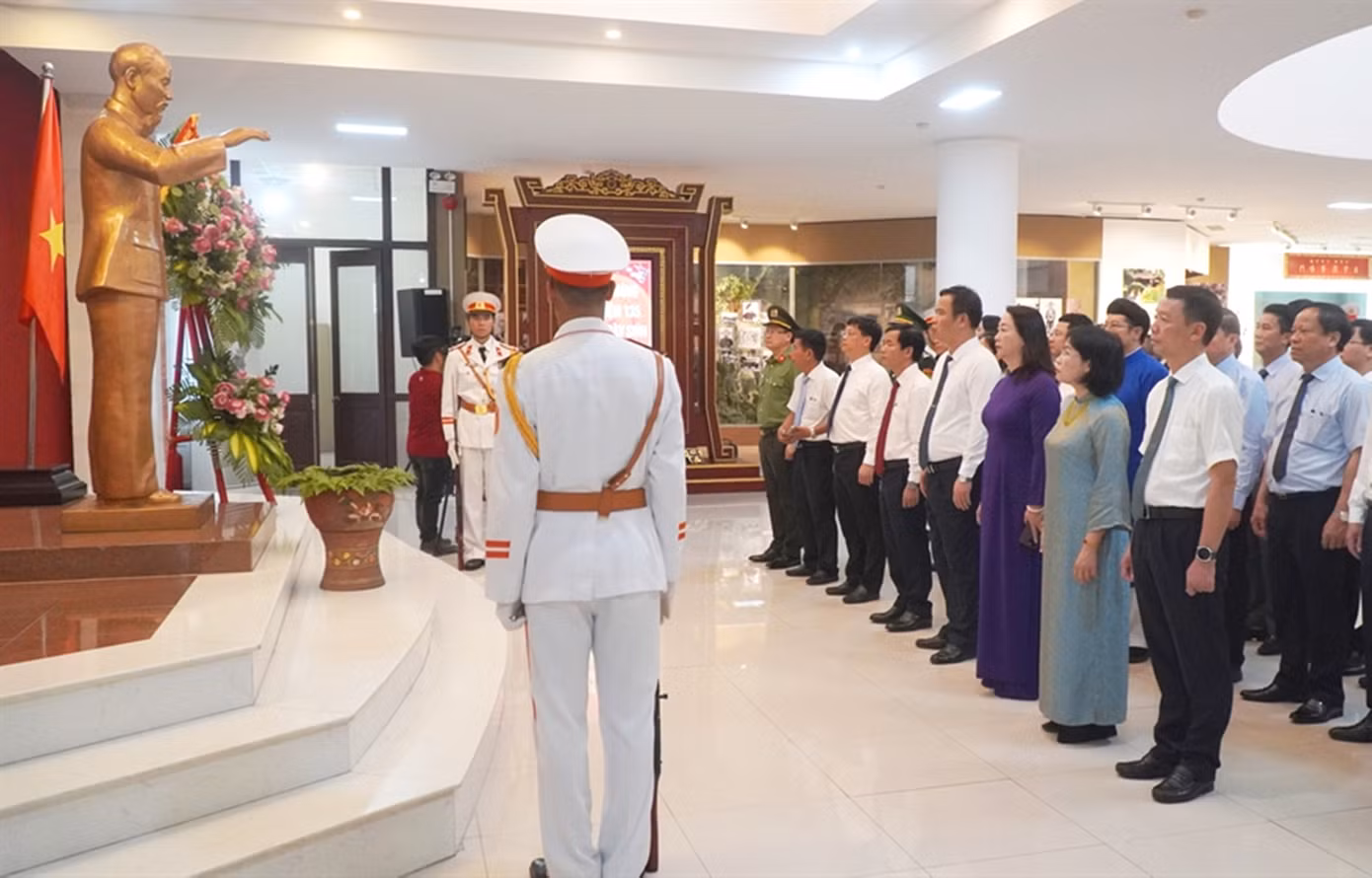 Tại Bảo tàng Hồ Chí Minh TP Huế, Thành ủy, HĐND, UBND và Ủy ban MTTQ Việt Nam thành phố đã long trọng tổ chức lễ dâng hoa lên anh linh Chủ tịch Hồ Chí Minh, nhân kỷ niệm 135 năm ngày sinh của Bác. Ảnh: CTTĐT Huế