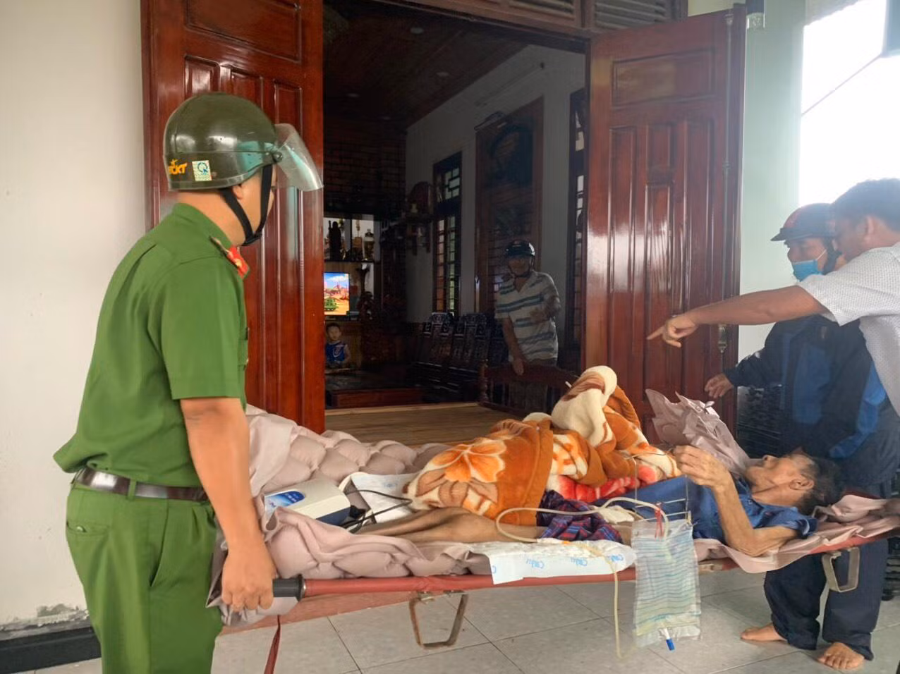 Công an tại TT-Huế hỗ trợ các trường hợp già yếu đi tránh bão.