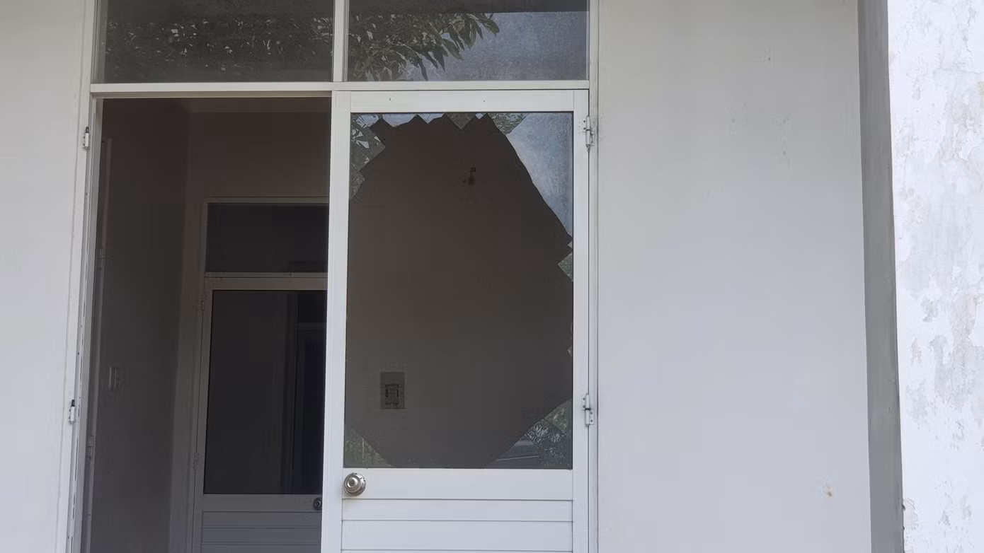 Cửa kính của một khu phòng chức năng bị vỡ toang, chưa được khắc phục. Ảnh: N.V