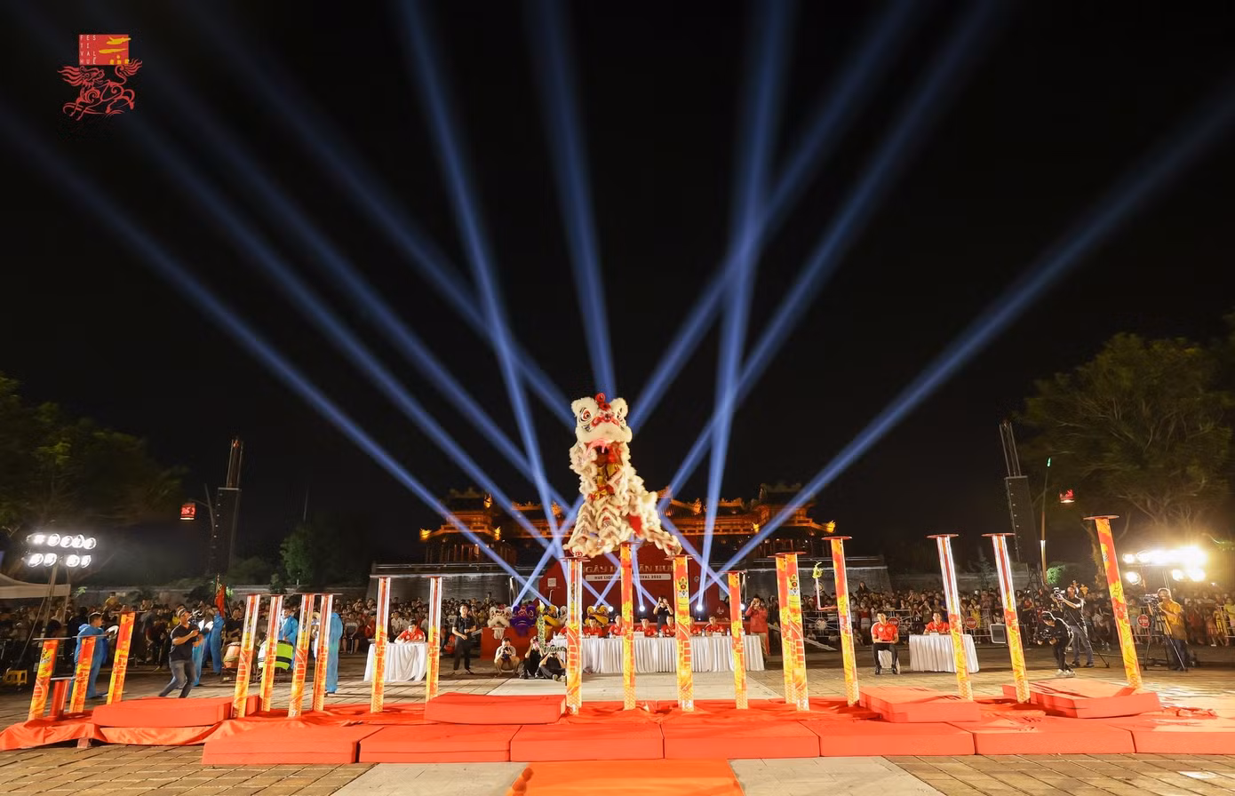 Lễ hội Lân Huế năm 2022 không chỉ là một hoạt động văn hóa, thể thao góp phần duy trì, bảo tồn, phát triển bộ môn nghệ thuật lân sư rồng truyền thống của Việt Nam mà còn là món quà độc đáo mà ngành Du lịch TT-Huế dành tặng người dân địa phương và du khách ghé thành phố thăm Huế trong dịp nghỉ lễ Quốc khánh và Tết Trung thu.