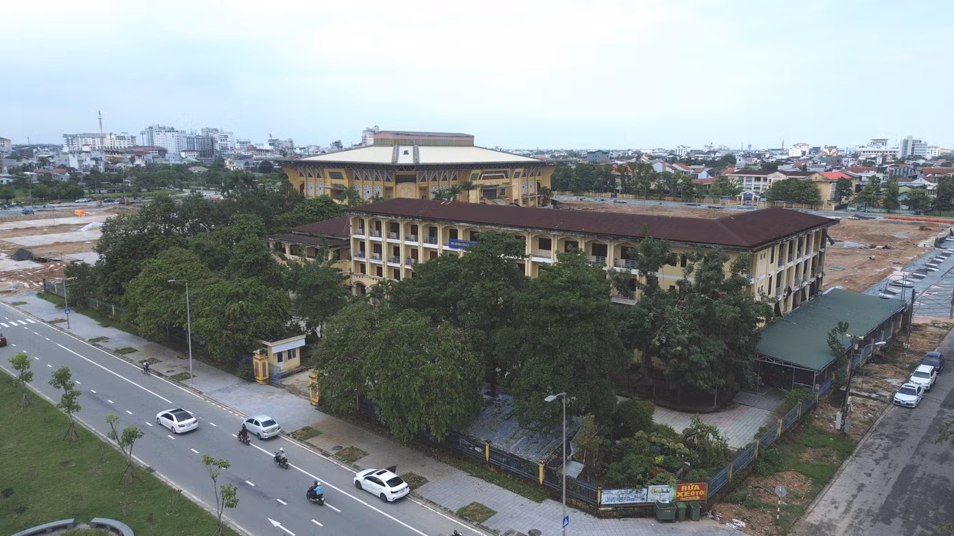Theo ông Hồ Đắc Quang - Giám đốc Trung tâm HL&amp;TĐTT tỉnh TT-Huế, cán bộ, nhân viên, huấn luyện viên, vận động viên của đơn vị rất đồng tình chủ trương di dời trung tâm để giao mặt bằng đầu tư xây dựng quảng trường văn hóa thể thao tỉnh. Tuy nhiên, do đặc thù huấn luyện, tập luyện, thi đấu thể thao, nên các thành viên của trung tâm mong muốn sớm được di dời, bố trí nơi hoạt động ăn ở, nghỉ ngơi, tập luyện phù hợp để ổn định hoạt động, hướng đến đảm bảo duy trì kết quả, thành tích thi đấu cấp tỉnh và quốc gia của đơn vị. Trung tâm hiện có 240 vận động viên, 22 cán bộ, nhân viên hành chính, huấn luyện viên. Ảnh: Thế Nghĩa