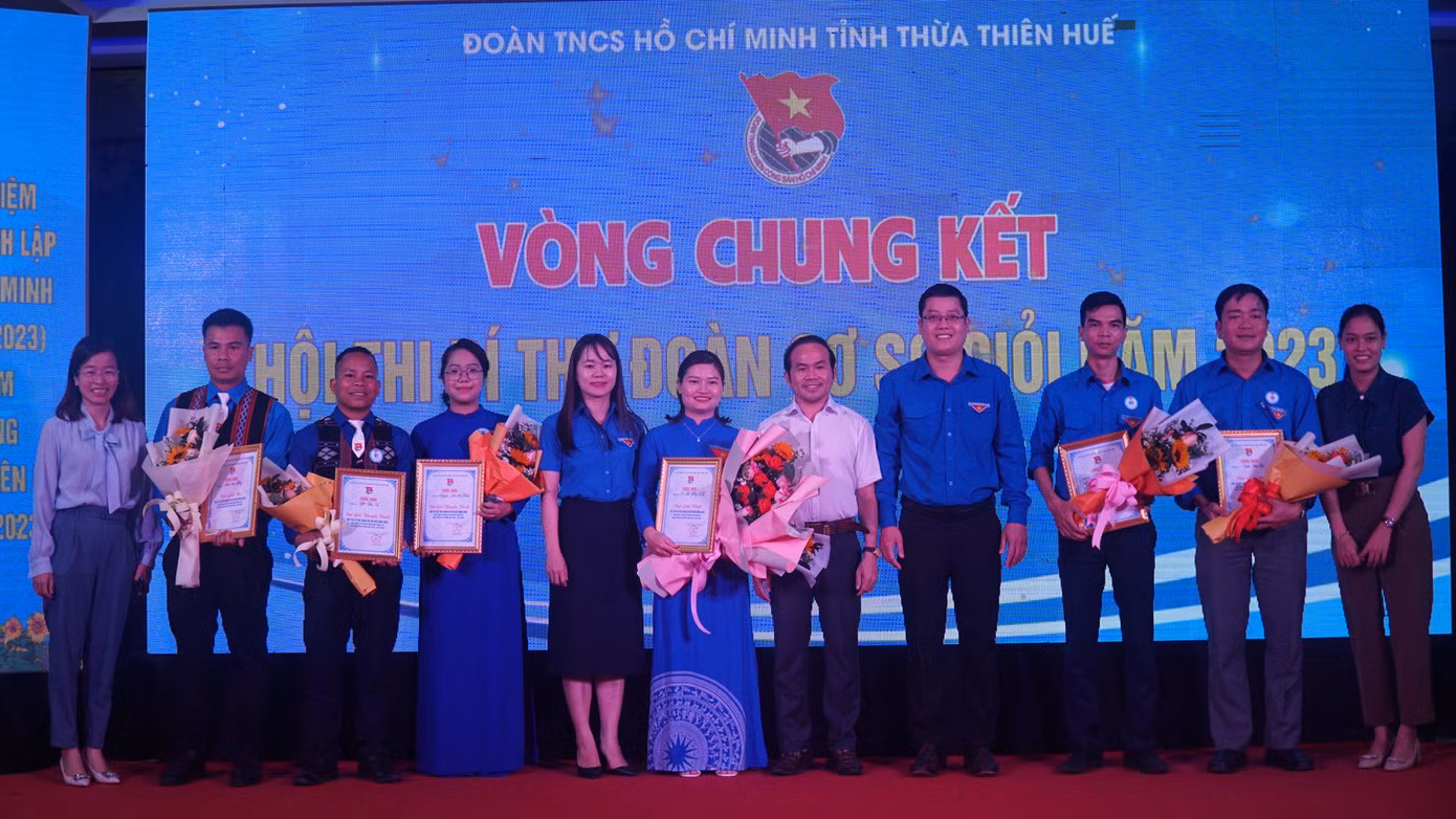 Các thí sinh đoạt giải chụp hình lưu niệm với lãnh đạo Tỉnh Đoàn TT-Huế và ban giám khảo hội thi.