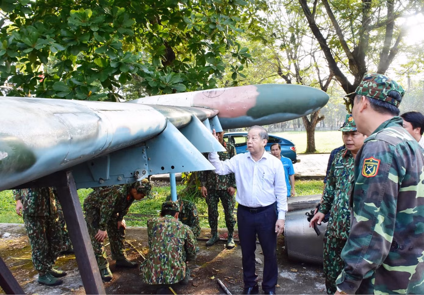Tháng 5/2020, Bảo tàng Lịch sử tỉnh TT-Huế (Bảo tàng) đã có đợt di dời đầu tiên đối với các hiện vật xe tăng, máy bay thời chiến tranh từng được trưng bày hàng chục năm tại di tích Quốc Tử Giám triều Nguyễn (số 1 đường 23/8, phường Đông Ba). Các hiện vật xe tăng, máy bay, súng pháo đã được di chuyển về địa điểm trưng bày mới tại 268 Điện Biên Phủ (phường Trường An, TP. Huế). Ảnh: T.L