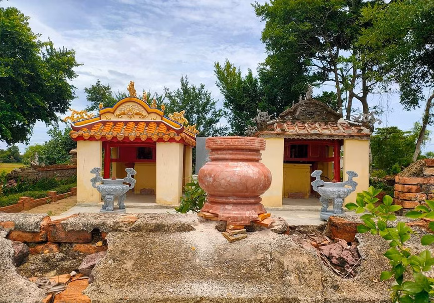 UBND phường Thủy Vân đề nghị dừng các hoạt động liên quan đến Hoàng đế Quang Trung tại Miếu Đôi cho đến khi có kết luận rõ ràng của cơ quan có thẩm quyền.