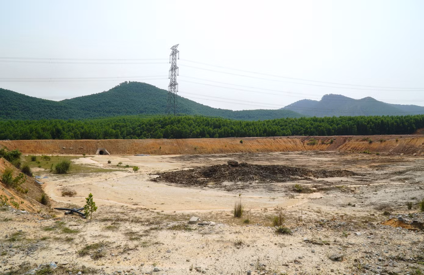 Đến đầu tháng 6, theo ghi nhận của PV, nơi đây vẫn là một đại công trường với nhiều hạng mục ngổn ngang, dang dở. Trên công trường dự án không một bóng người hay phương tiện xe máy tổ chức thi công các công trình.