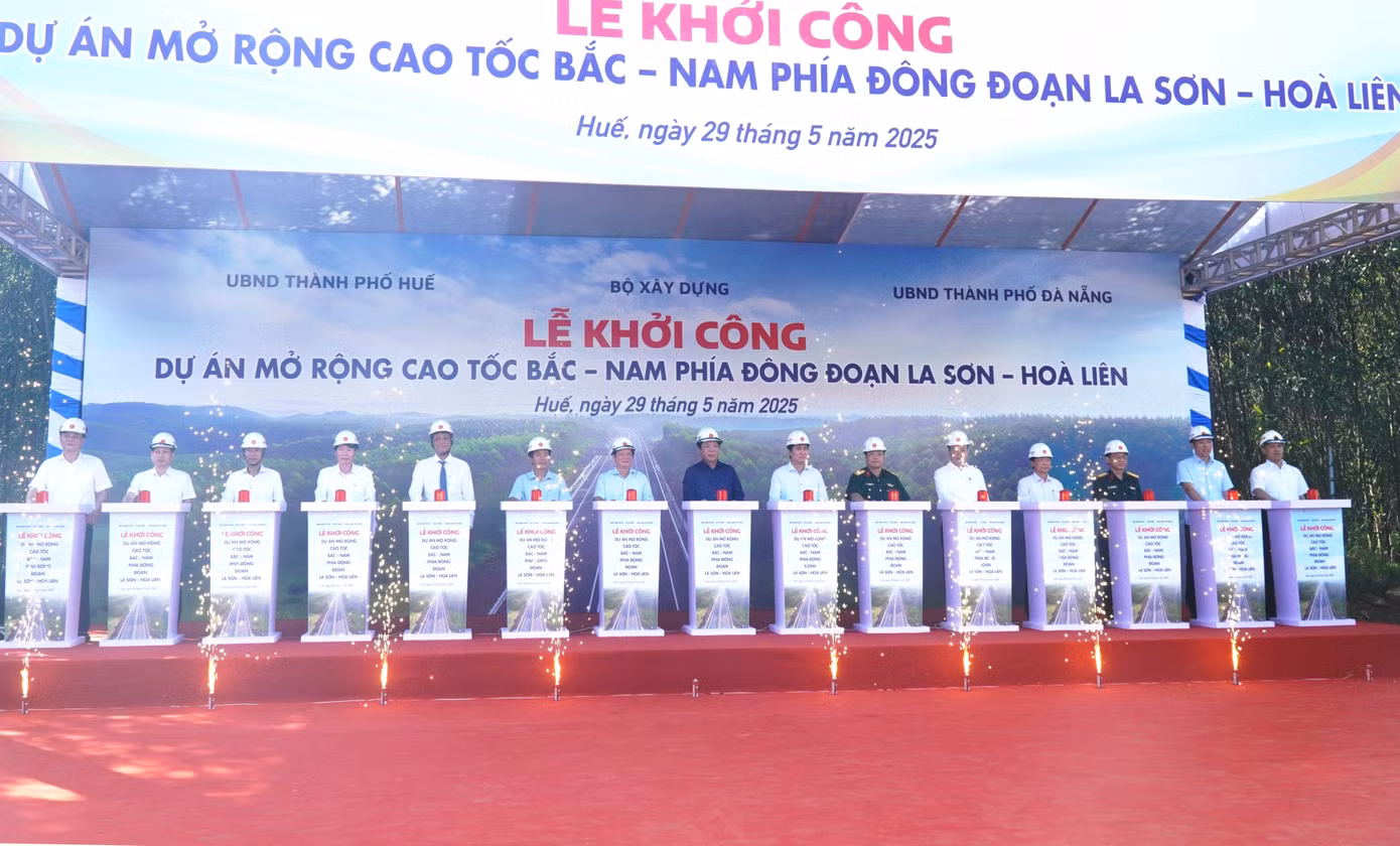 Thực hiện nghi thức khởi công dự án cao tốc La Sơn - Hòa Liên.