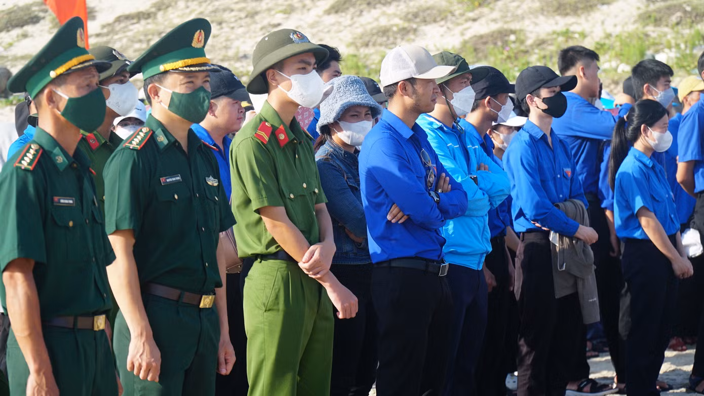 Đoàn viên, thanh niên địa phương và lực lượng vũ trang tham gia lễ phát động hưởng ứng ngày Môi trường Thế giới và ngày Thanh niên hành động chống rác thải nhựa năm 2023.