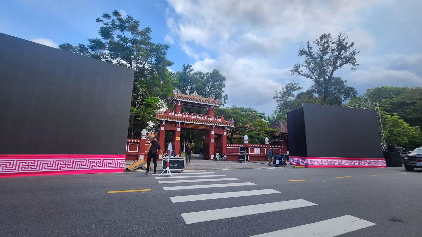 Đây là lần thứ 6, cầu truyền hình chung kết Đường lên đỉnh Olympia lại được tổ chức ở Huế, tại ngôi trường được xem là biểu tượng của giáo dục Huế.
