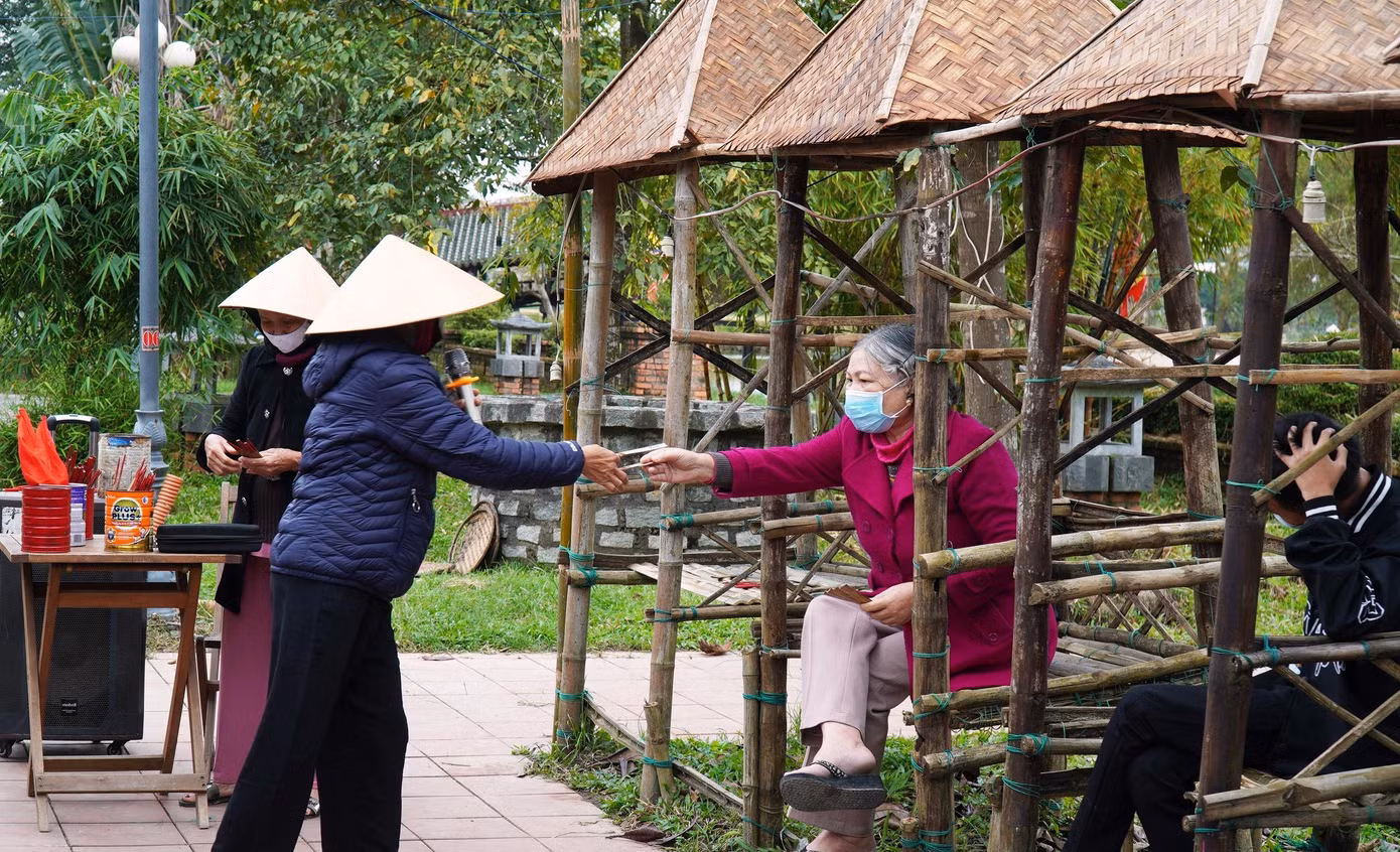 Ngày đầu Xuân Nhâm Dần năm nay, hội bài chòi Thủy Thanh lại diễn ra, với rộn ràng những tiếng cười, khúc vè, câu hò dí dỏm, cùng tiếng hô - đáp sôi nổi giữa “ông hiệu”, “bà hiệu” và người chơi.