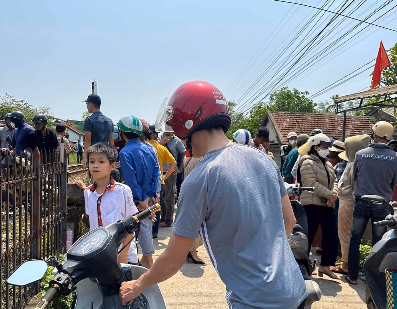 Vị trí xảy ra tai nạn là lối mở tự phát băng ngang đường sắt, không có hệ thống cảnh báo phòng vệ. Ảnh: MXH Vị trí xảy ra tai nạn là lối mở tự phát băng ngang đường sắt, không có hệ thống cảnh báo phòng vệ. Ảnh: MXH