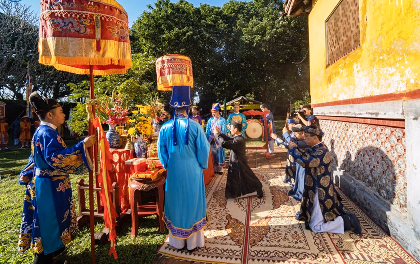 Lễ Thướng tiêu (dựng nêu) được triều Nguyễn tổ chức ngày 23 tháng Chạp hàng năm là một trong những nghi lễ đầu tiên trong chuỗi hoạt động đón chào năm mới. Vào ngày này dưới thời Nguyễn (1802-1945), nhà vua ngự ở điện Thái Hòa để làm lễ dựng nêu, chỉ khi nào cây nêu trong Hoàng cung dựng xong thì các miếu điện, dinh thự, chùa quán mới được dựng.