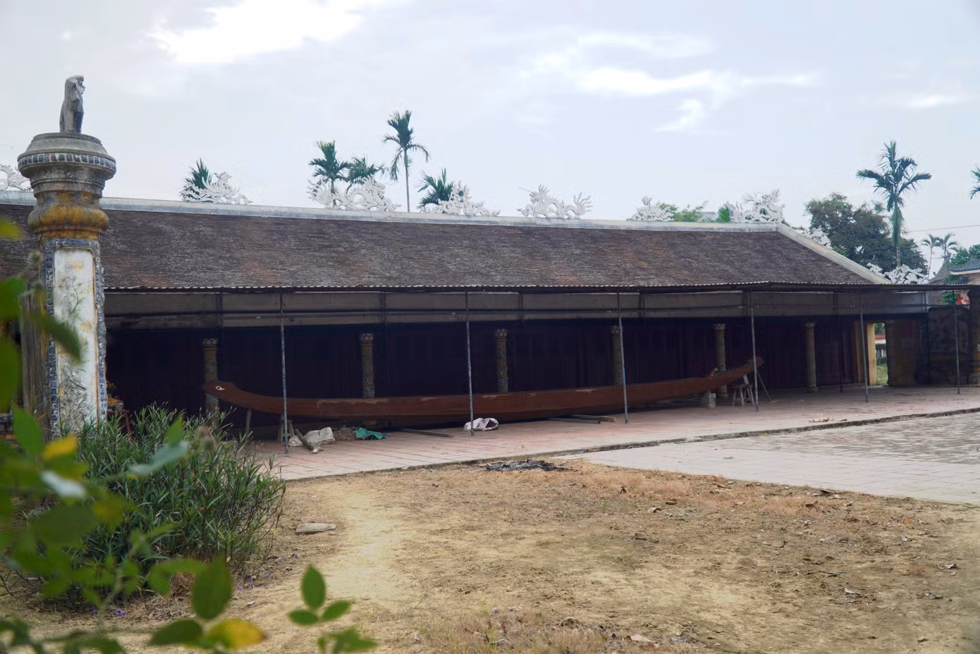 Dương Nỗ còn là vùng đất hiếu học, nơi có đình làng cổ, có người từng đỗ đạt tiến sĩ thời Nguyễn, và nhiều nhà thờ họ được gìn giữ nguyên vẹn. Trong đó, nổi tiếng là “Thất tộc từ đường” - ngôi nhà thờ họ thờ 7 họ lớn, có công với làng nước ở đất Dương Nỗ. Các thiết chế văn hóa cộng đồng này góp phần gắn kết tình nghĩa xóm làng, đề cao đạo nghĩa, tinh thần đoàn kết, hiếu học, sự cống hiến công sức, trí tuệ cho cộng đồng, xã hội.