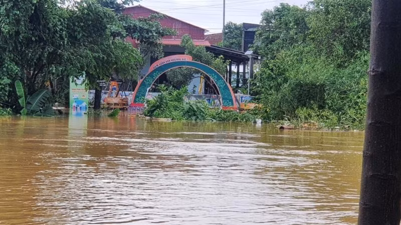 Lũ vẫn còn dâng cao trên sông Như Ý chảy qua TP Huế.