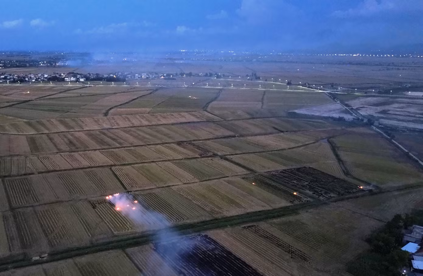 Anh Tôn Thất Đại Dương (trú phường Thuận Lộc, TP. Huế) phản ánh có thời điểm khói đốt đồng còn tràn vào cả khu vực Kinh thành, làm mờ mịt cảnh quan sông Hương, cầu Trường Tiền (TP. Huế)… gây ảnh hưởng đời sống sinh hoạt, hoạt động giao thông đi lại và du lịch.