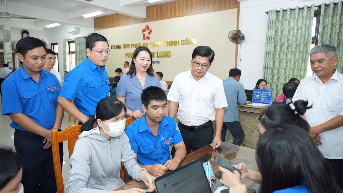Lãnh đạo TP Huế và Thành Đoàn thăm các điểm phục vụ hành chính công trên địa bàn thành phố.