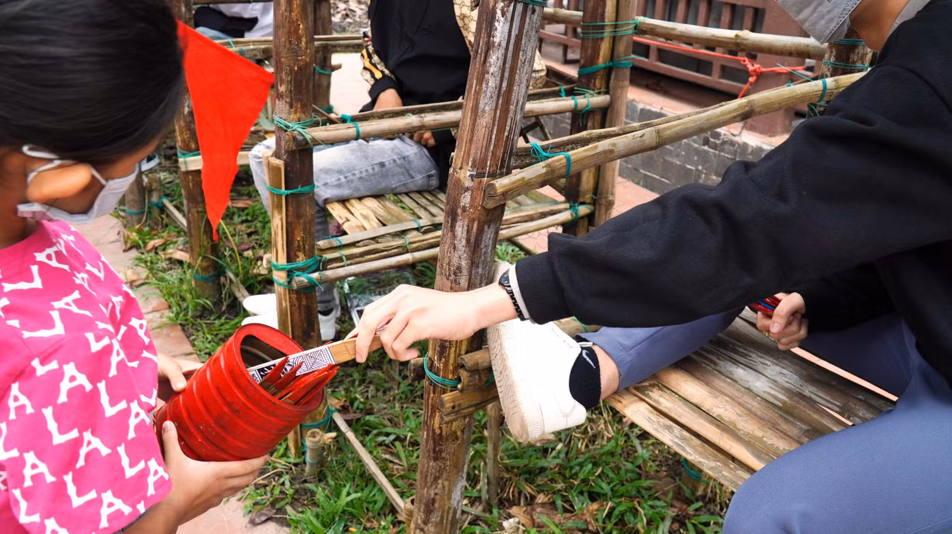 Người chơi bài tham gia vào mỗi hội bài gồm 9 ván, mỗi ván người chơi phải đánh hết 5 quân bài, kết thúc 1 ván người thắng sẽ được cắm một lá cờ vào chòi của mình và nhận phần thưởng.