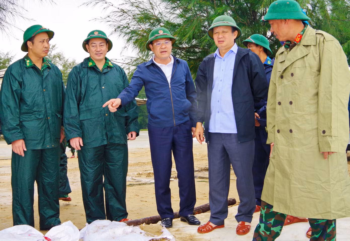 Bí thư Tỉnh ủy TT-Huế Lê Trường Lưu (thứ hai từ phải sang) cùng lãnh đạo UBND tỉnh TT-Huế và lực lượng chức năng kiểm tra, đôn đốc công tác khắc phục sạt lở bờ biển tại xã Phú Thuận, huyện Phú Vang.