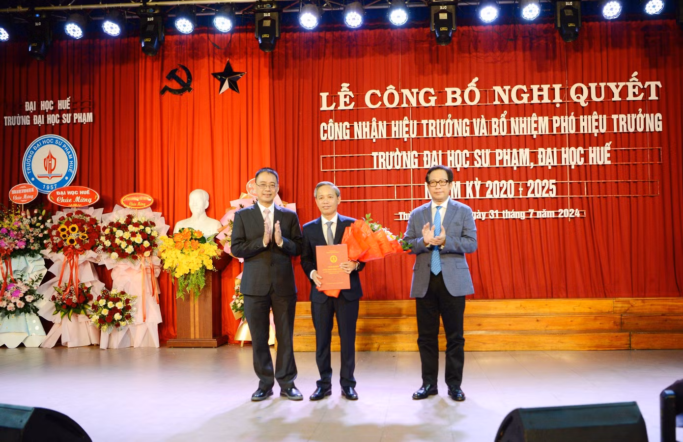 TS. Lê Hồ Sơn (giữa) giữ chức vụ Hiệu trưởng Trường ĐH Sư phạm ĐH Huế.