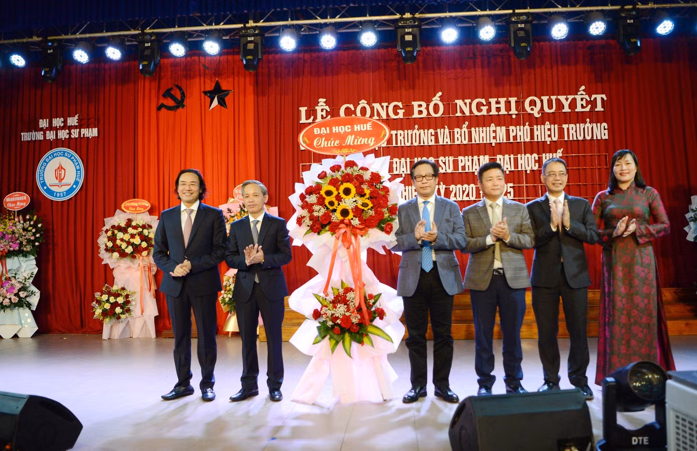 Phó hiệu trưởng Nguyễn Thanh Hùng và Hiệu trưởng Lê Hồ Sơn (thứ nhất, thứ hai từ trái sang) tại lễ công bố nghị quyết công nhận hiệu trưởng và bổ nhiệm phó hiệu trưởng nhà trường.