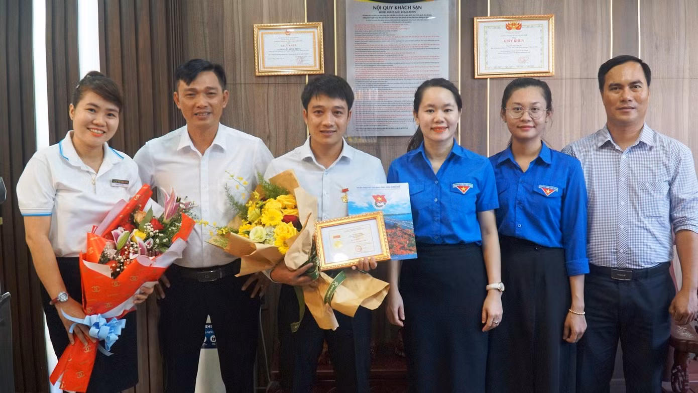 Đồng nghiệp và anh Tô Vũ Đồng chụp ảnh lưu niệm cùng cán bộ, lãnh đạo Tỉnh Đoàn TT-Huế tại buổi lễ trao huy hiệu Tuổi trẻ dũng cảm.