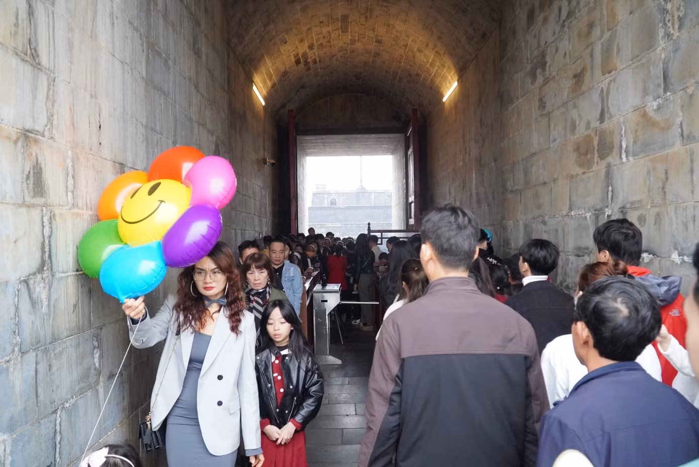 Lối vào Ngọ môn nêm kín du khách.