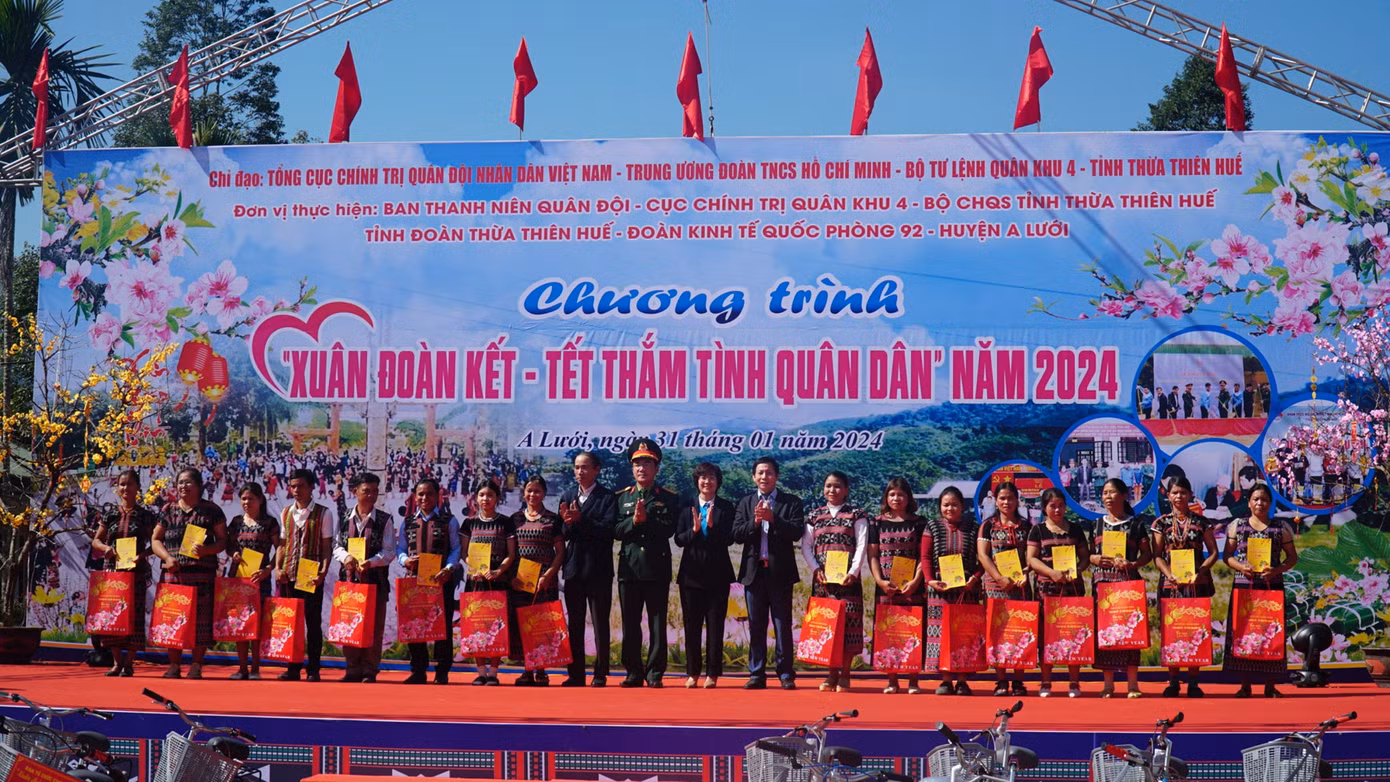 Nhiều phần quà Tết được trao cho người dân đồng bào dân tộc thiểu số A Lưới.