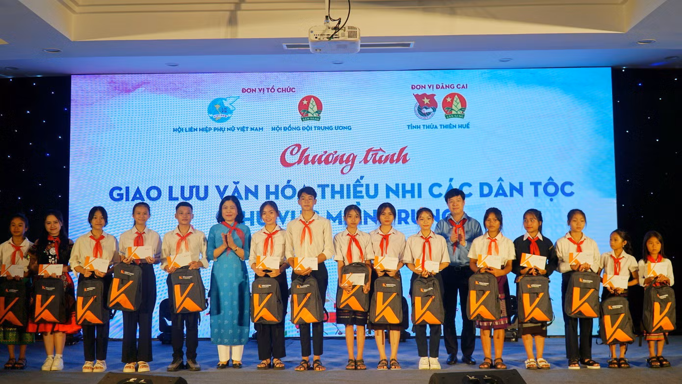 Giao lưu văn hóa thiếu nhi các dân tộc khu vực miền Trung.
