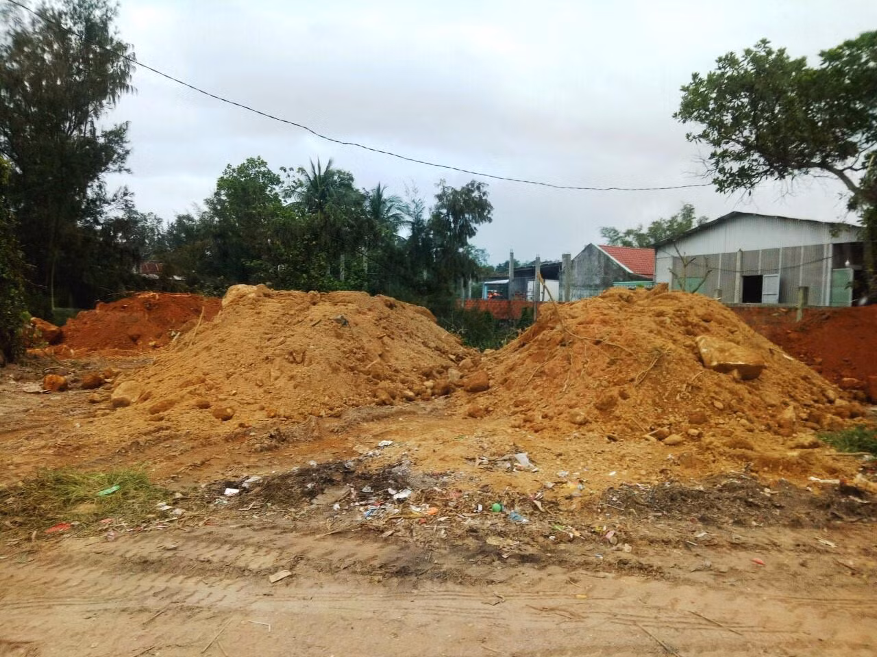 Vi phạm xảy ra giữa "thanh thiên bạch nhật", ngay bên đường phố Vi Thủ An, tổ dân phố Lập An, thị trấn Lăng Cô, nhưng chính quyền địa phương chậm phát hiện, xử lý