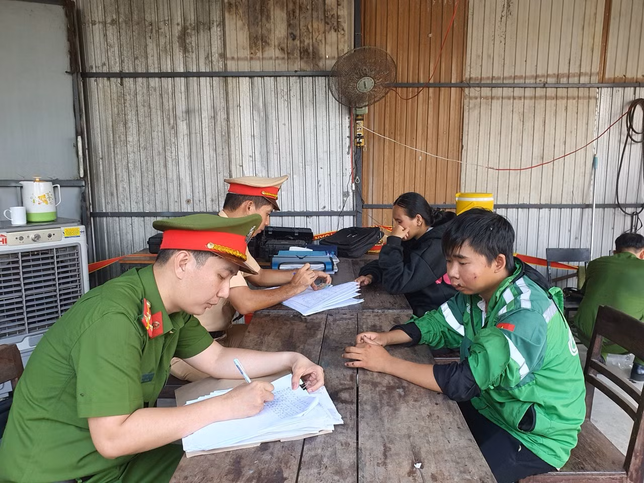 Công an lấy lời khai đối tượng lao xe mô tô vào lực lượng CSGT.