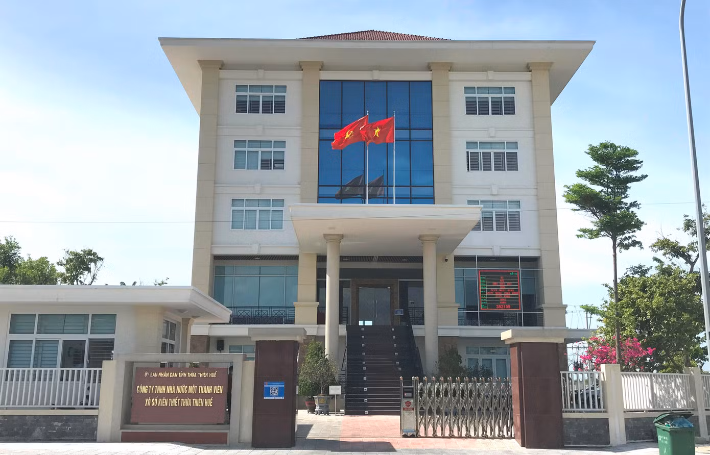 Công ty Xổ số Kiến thiết Huế đã trả thưởng cho người thắng kiện vụ vé số trúng giải đặc biệt 2 tỷ ở Huế.