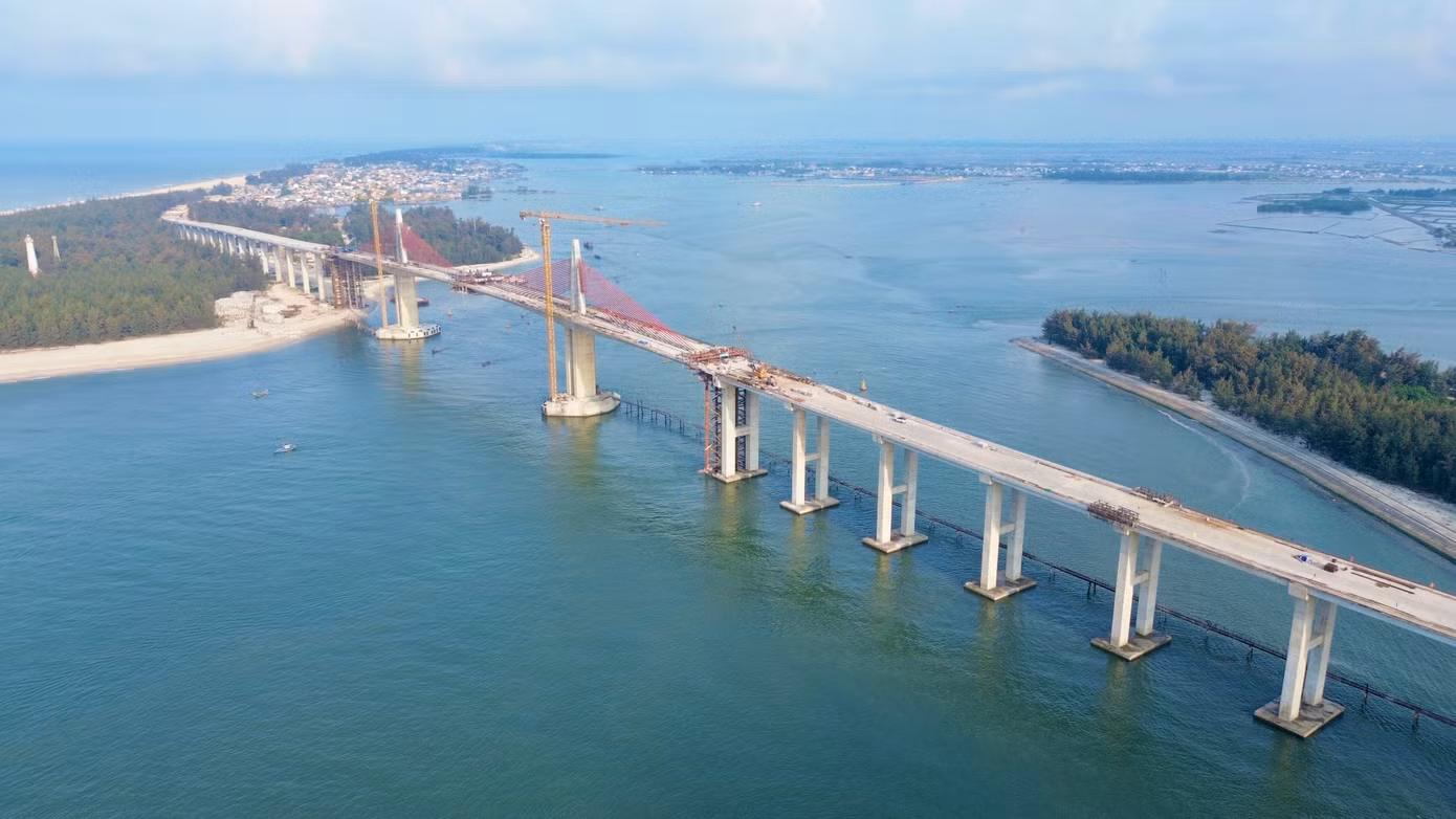 Cầu Thuận An dài 2,36km, thuộc dự án tuyến đường bộ ven biển TP Huế, với tổng mức đầu tư giai đoạn hoàn thiện là 3.496 tỷ đồng. Trong đó, giai đoạn 1 có giá trị đầu tư 2.400 tỷ đồng, gồm cầu vượt và đường dẫn hai đầu có tổng chiều dài 7,785km.