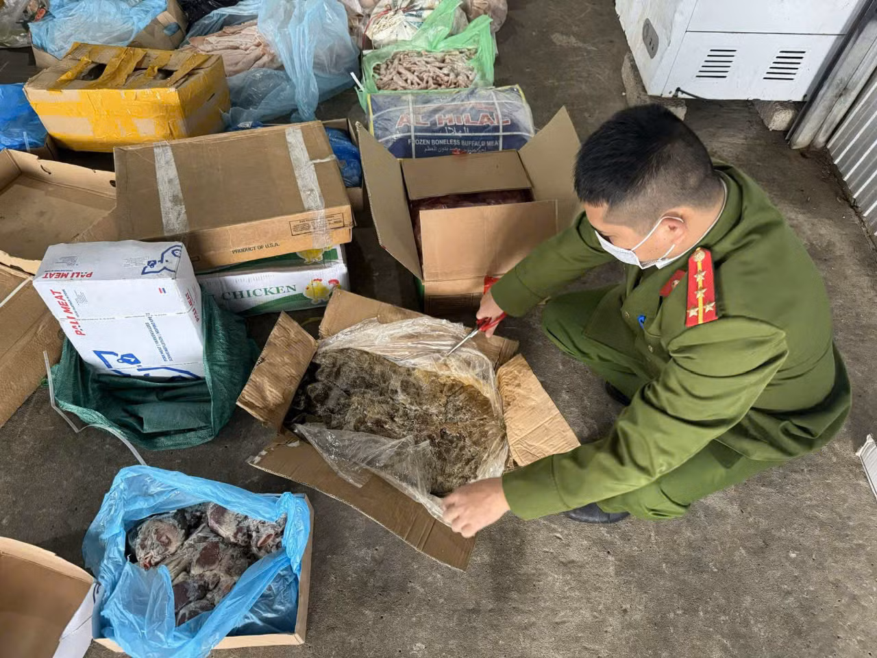 Thực phẩm đông lạnh đã chuyển màu đen, bốc mùi hôi.