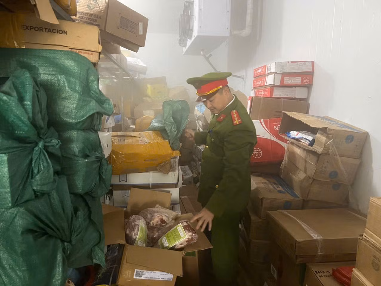 Công an kiểm tra kho hàng đông lạnh lưu chứa 1,8 tấn thịt không rõ nguồn gốc xuất xứ.